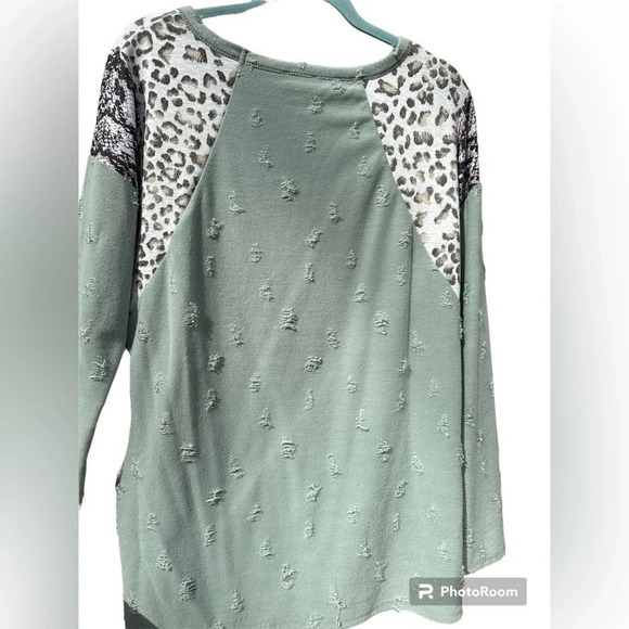Sage Leopard Snake Print Distressed WomansTop Size Medium - Picture 4 of 5
